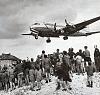 Douglas DC-4 / C-54 for Paper Trade: Berlin Airlift.-600px-c-54landingattemplehof.jpg